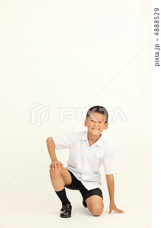 立膝ポーズの男の子の写真素材