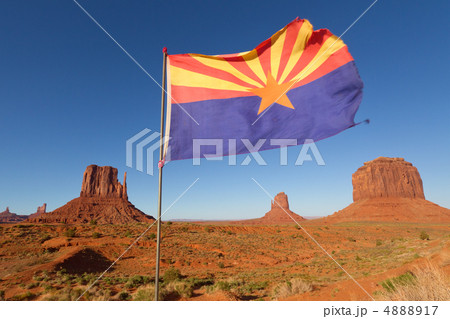アリゾナ州旗とモニュメントバレー 4888917