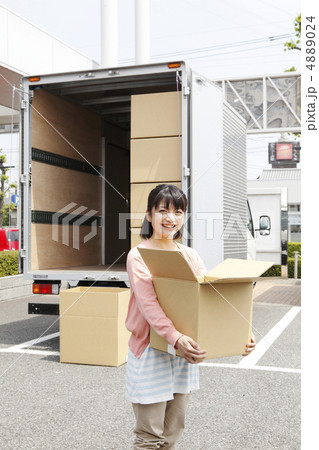 トラックと荷物　モデル：大友　歩 4889024