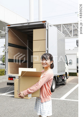 トラックと荷物　モデル：大友　歩 4889026