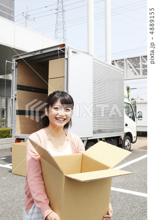 トラック＆若い女性　モデル：大友　歩 4889155