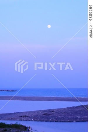 高知龍馬空港展望スポットから観る満月に光る河口と太平洋 高知龍馬空港展望スポットから観る満月に光る河口と太平洋 4889264