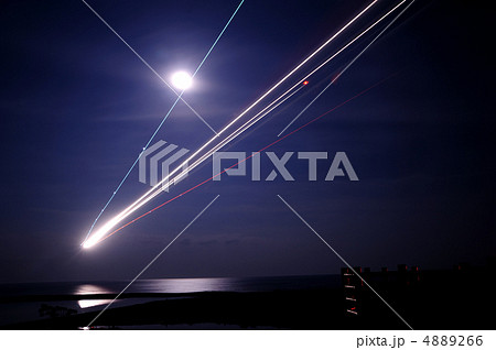 高知龍馬空港展望スポットから観る満月とMD-90の着陸 高知龍馬空港展望スポットから観る満月とMD-90の着陸 4889266