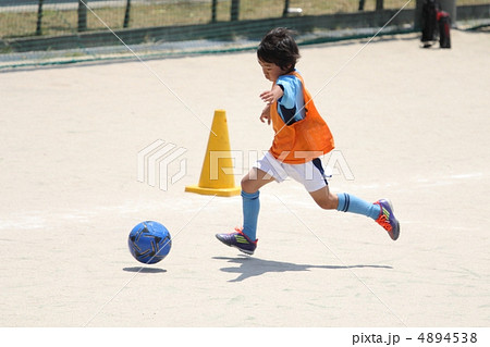 サッカー少年のスピード感あふれるドリブル サッカー少年のスピード感あふれるドリブル 4894538