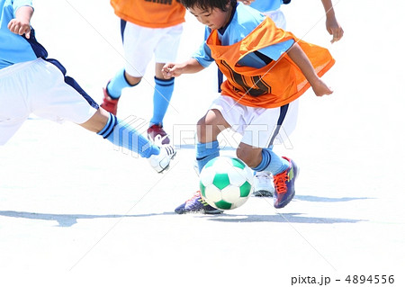 ドリブルでディフェンスをかわすサッカー少年 ドリブルでディフェンスをかわすサッカー少年 4894556