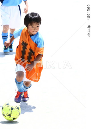 10番をつけてドリブルするサッカー少年 4894560