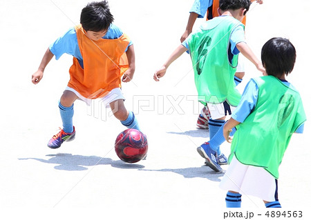 少年サッカーの混戦模様 4894563