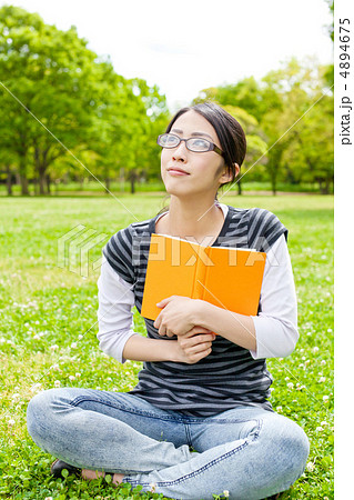 公園で読書する女性 4894675