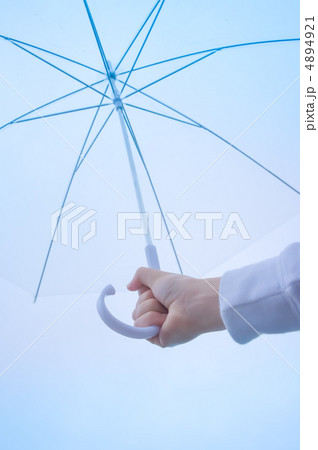 傘を持つ 傘を持つ 4894921