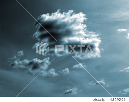 cloud on dark sky 4899291