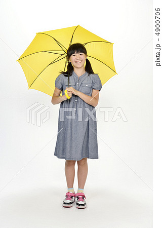 傘をさす小学生の女の子の写真素材