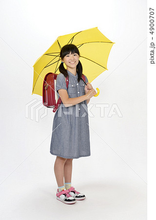 傘をさす小学生の女の子の写真素材