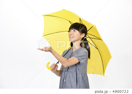 傘をさす小学生の女の子 傘をさす小学生の女の子 4900722