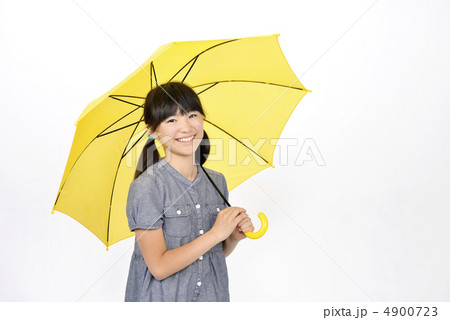 傘をさす小学生の女の子 傘をさす小学生の女の子 4900723
