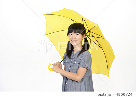 傘をさす小学生の女の子 傘をさす小学生の女の子 4900724