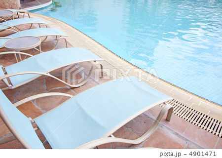 リゾートホテルのプールとデッキチェアー 4901471