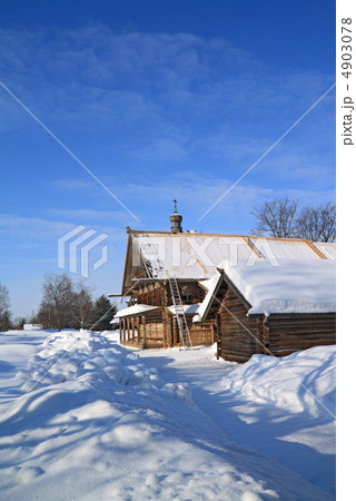 old farmhouse amongst white snow old farmhouse amongst white snow 4903078