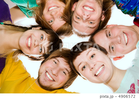 Smiling young people 4906572