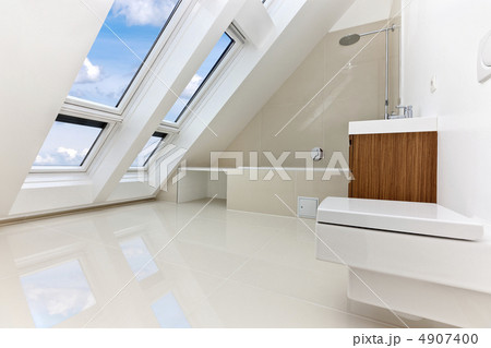 Sunlit modern bathroom of Contemporary apartment 4907400