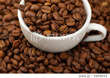 White cup with coffee grains 4909643