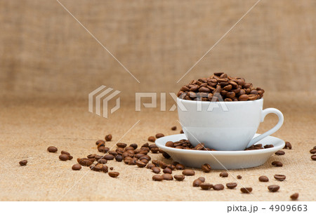 White cup with coffee grains 4909663