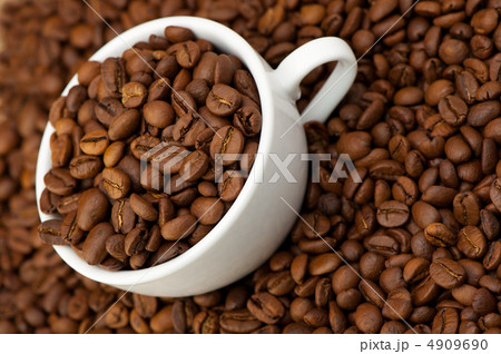 White cup with coffee grains 4909690