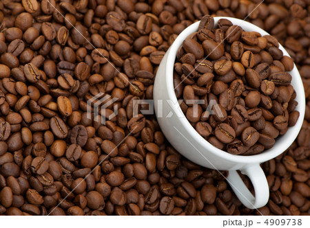 White cup with coffee grains 4909738
