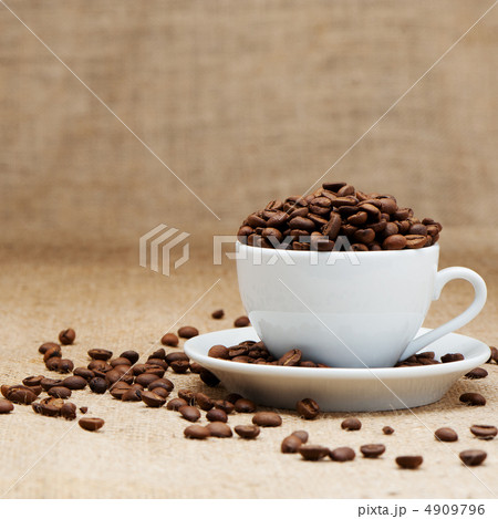White cup with coffee grains 4909796