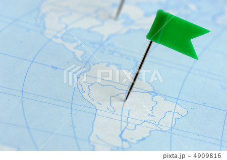Flag green a pin on map 4909816