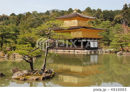 鏡湖池越しに見る金閣寺の「舎利殿」（京都市北区） 4910065