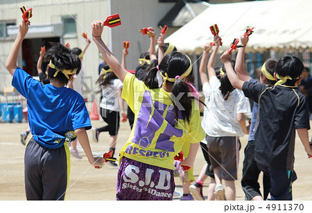 運動会でよさこいを踊っている小学生の後ろ姿 4911370