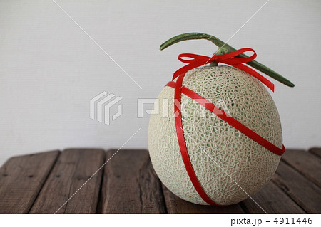 赤いリボンをかけたネットメロン　北海道アサヒメロン 4911446