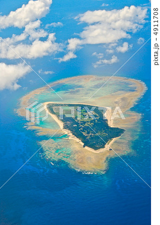 飛行機から見た「水納島」（沖縄県宮古郡多良間村） 4911708