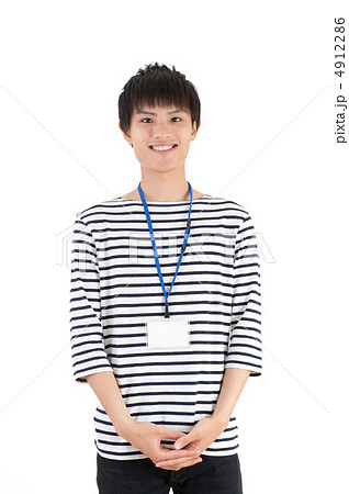 ボーダーのカットソーを着た20代の男性 ボーダーのカットソーを着た20代の男性 4912286