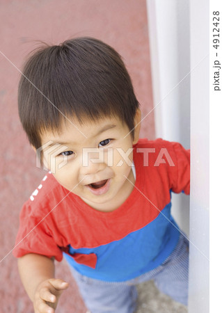 見上げる子供 4912428