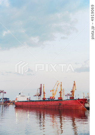 Seaport and tower cranes 4919069