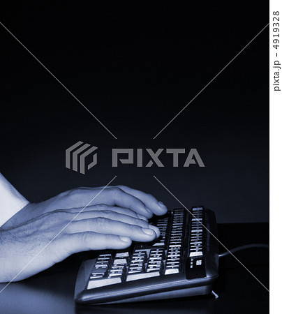 Hands above the keyboard 4919328