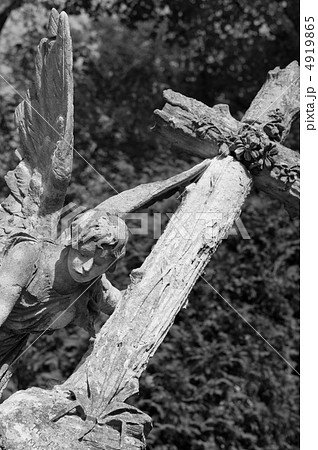 Tombstone an angel with a cross 4919865