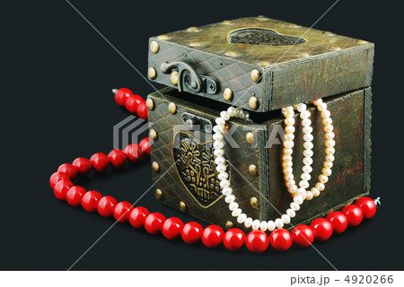 old casket with jewelry 4920266