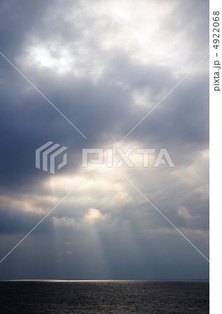 The sea and the sky 4922068