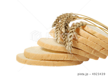 Wheat and cut bread 4923439
