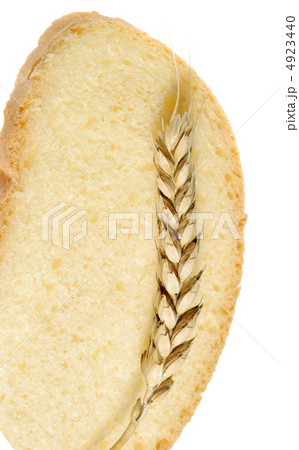 Wheat and cut bread 4923440