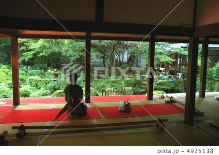 三千院の庭を見る女性 4925138