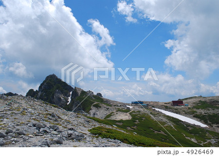 山荘と宝剣岳 4926469