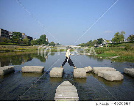 鴨川の飛び石 4926667