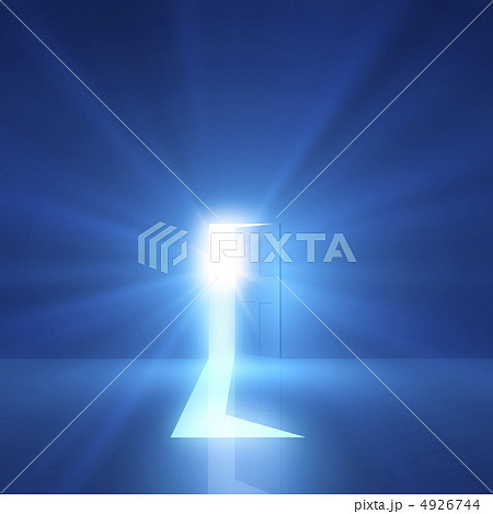 光が射し込むドア 4926744