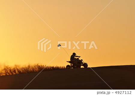 夕焼けのATV　サンドスポーツ 4927112