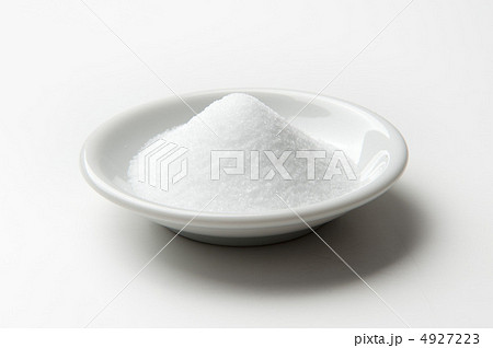 小皿に盛った塩 4927223