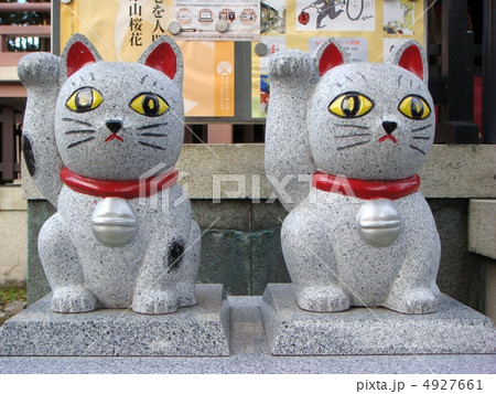 今戸神社の招き猫の像の写真素材