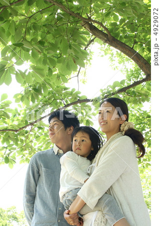 新緑と家族の笑顔 4929072